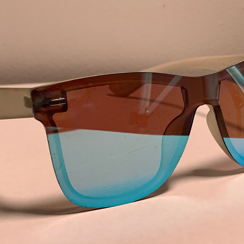 Holographic glasses